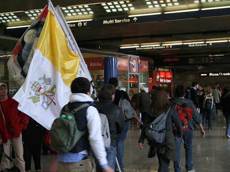 Una bandiera del Vaticano alla stazione Termini di Roma