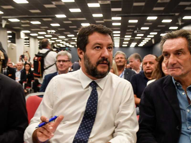 Matteo Salvini tra Luca Zaia e Attilio Fontana sabato scorso a Milano all&rsquo;assemblea degli amministratori e governatori della Lega (LaPresse)