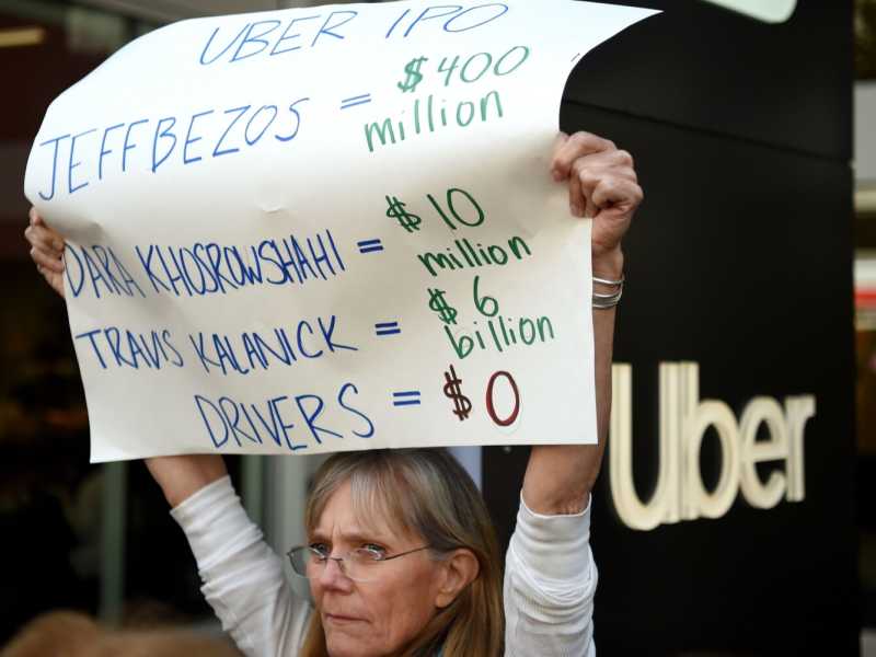 Manifestazione di protesta davanti al quartier generale di Uber (foto LaPresse)