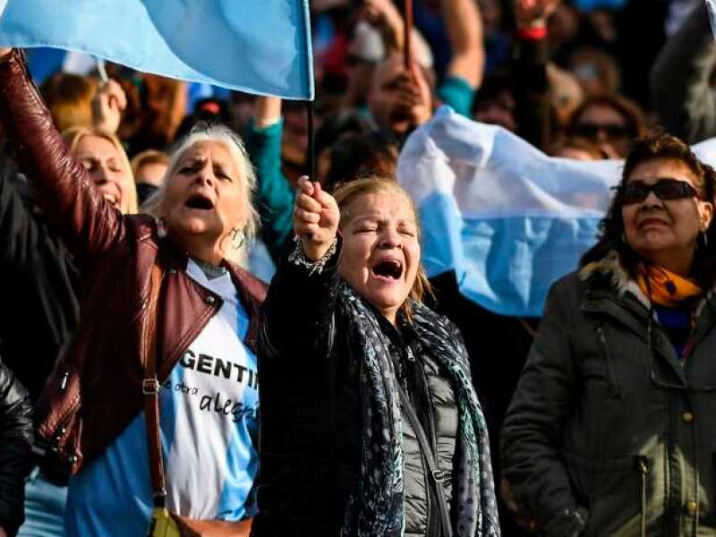 Sostenitori del presidente argentino Mauricio Macri marciano verso Mayo Square a Buenos Aires (foto LaPresse)