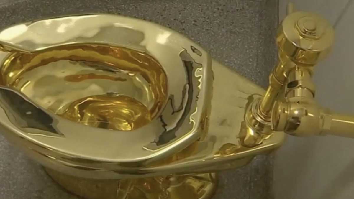 Immagine di Il surreale furto di "America", il cesso d'oro di Maurizio Cattelan