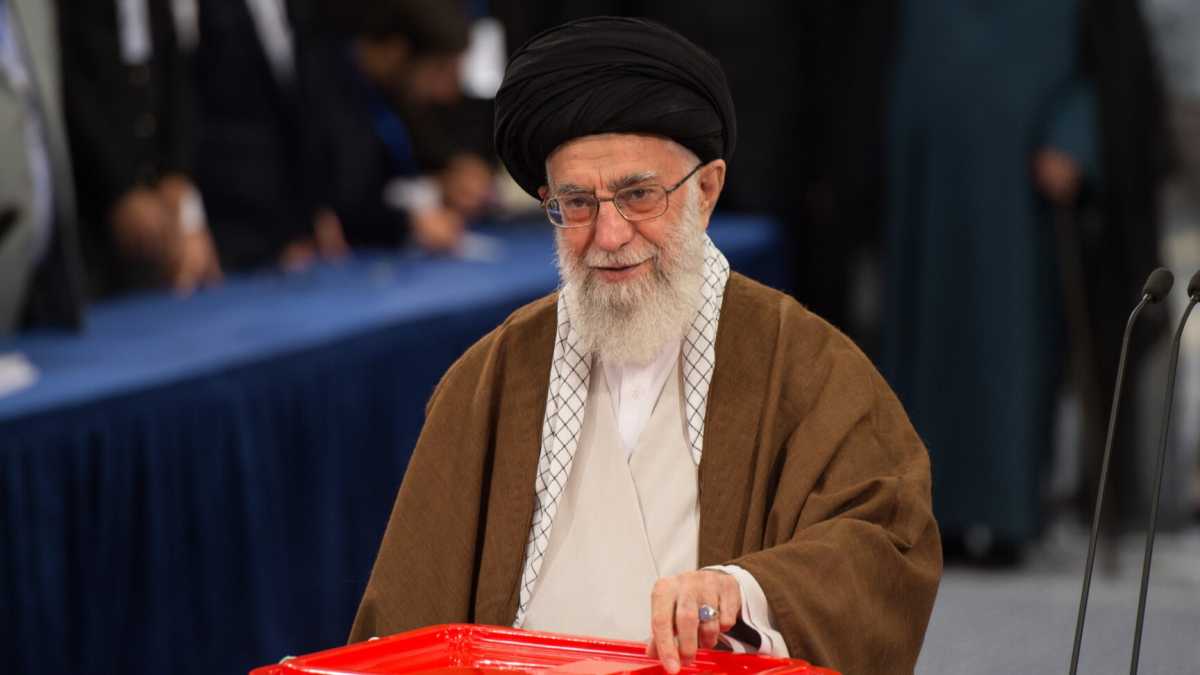 Immagine di Khamenei dice a Trump: pentiti
