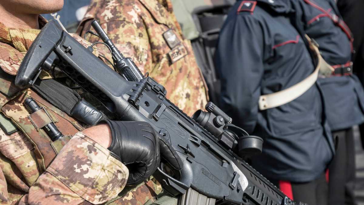 Immagine di Un militare è stato colpito con un taglierino alla stazione di Milano