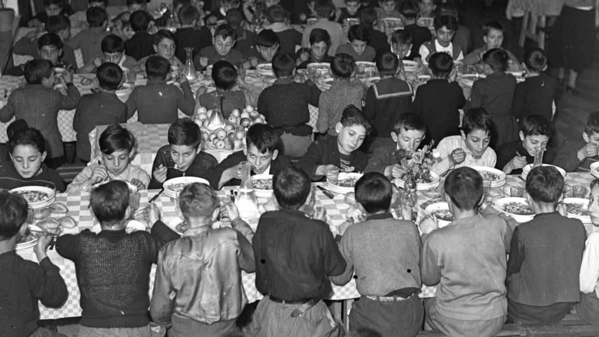 Immagine di Il vero pericolo non sono i capelli colorati, ma gli studenti con la schiscetta