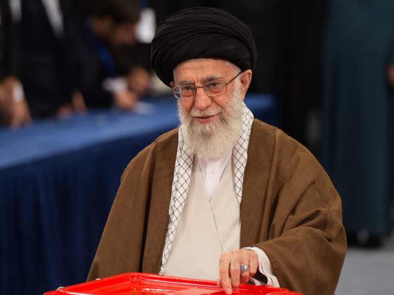 Ali Khamenei, Guida Suprema iraniana, si reca alle urne per l'elezione presidenziale del maggio 2017 (foto LaPresse)