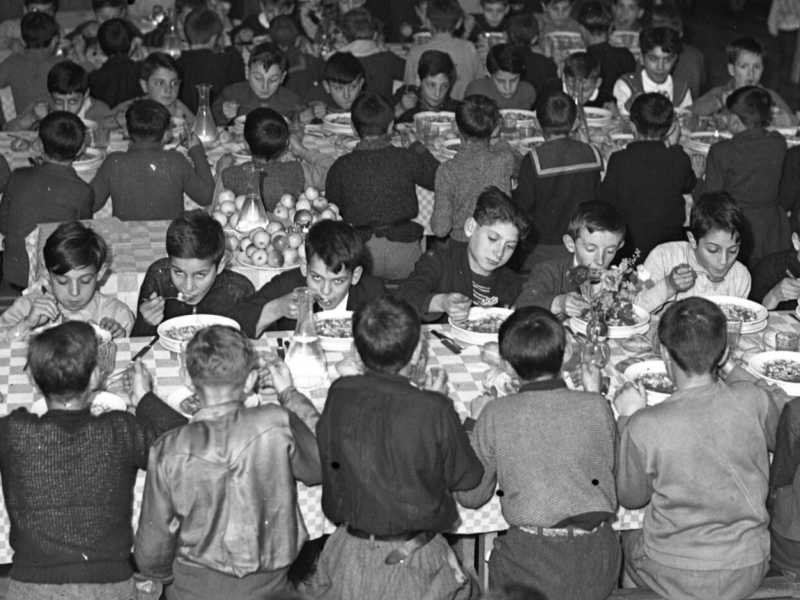 Una mensa scolastica negli anni Quaranta (foto LaPresse)