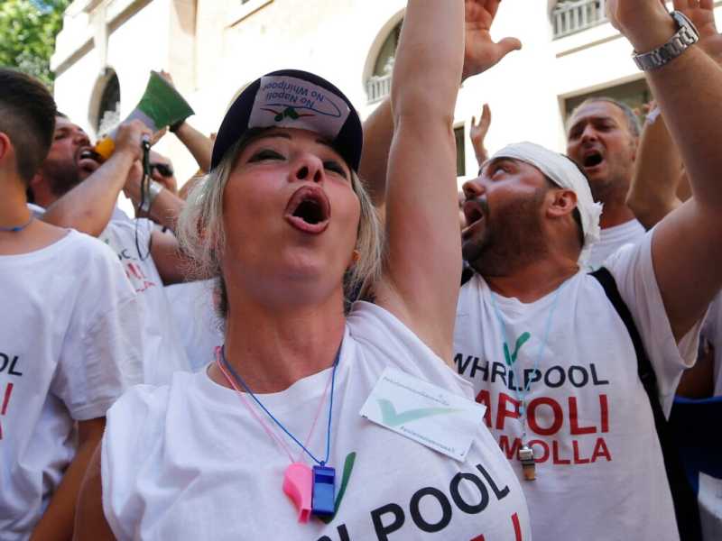 Manifestazione dei lavoratori della Whirpool contro la chiusura dello stabilimento di Napoli (LaPresse)