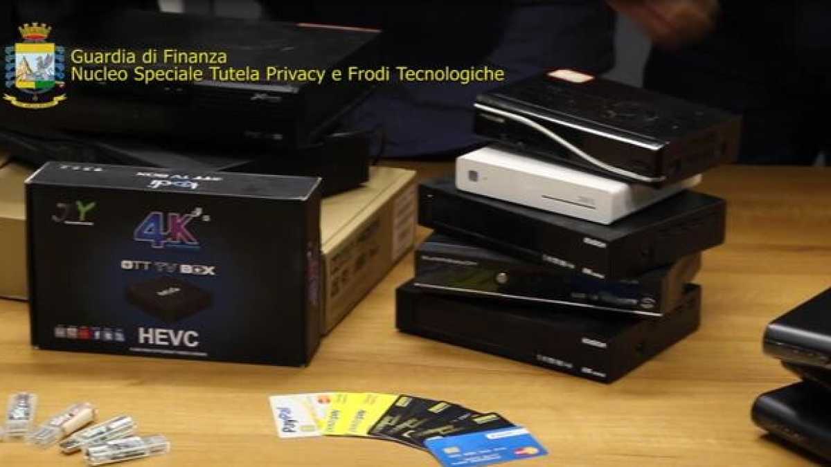 Immagine di Il blitz contro le tv pirata e la Conte-mania