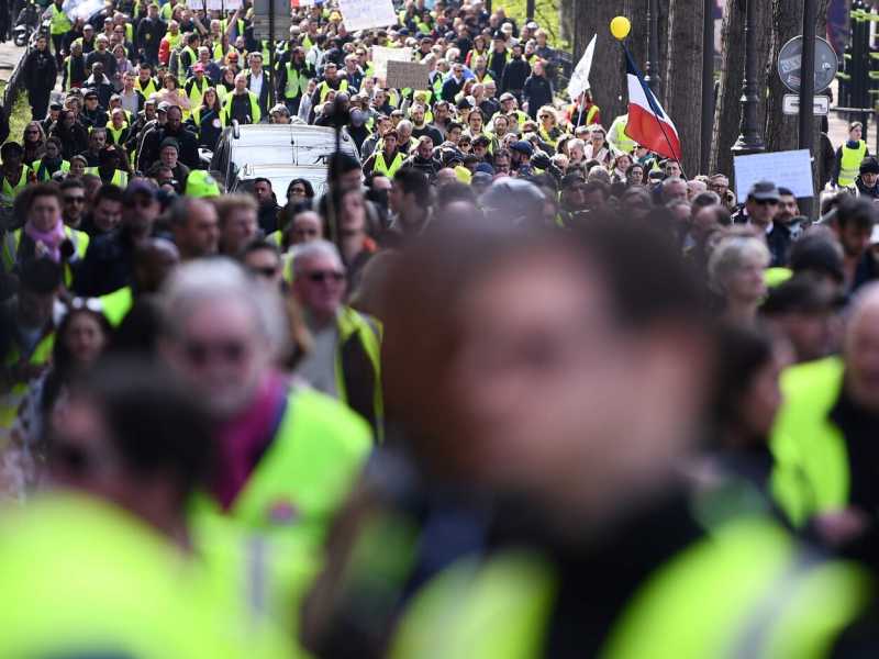Manifestazione dei gilet jaunes a parigi lo scorso 6 aprile (foto LaPresse)