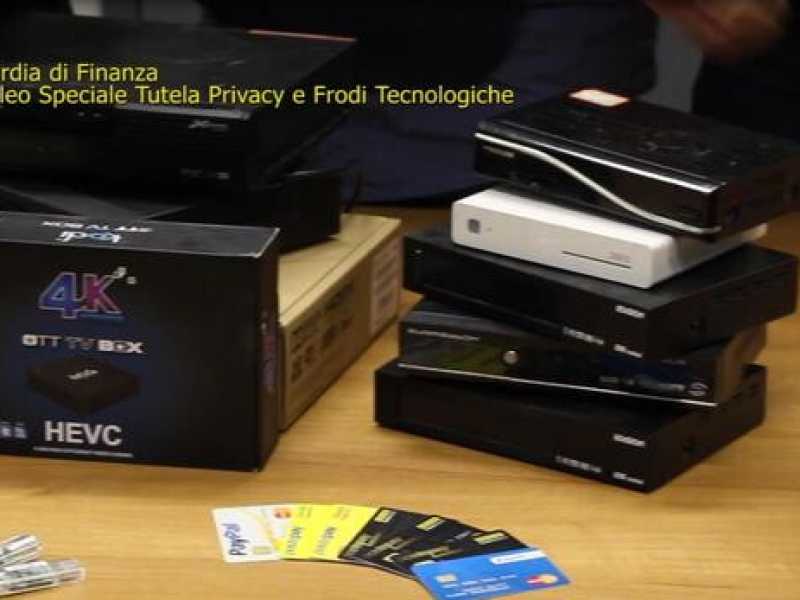 Il blitz contro le tv pirata e la Conte-mania