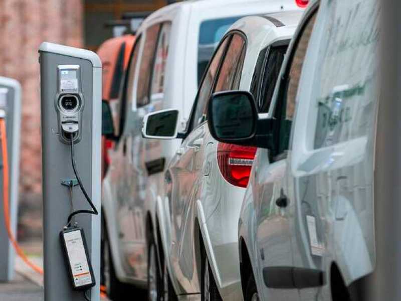 Macchine elettriche in ricarica ad Oslo (foto LaPresse)