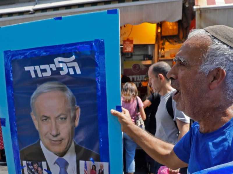Un sostenitore del Likud di Netanyahu a Gerusalemme (foto LaPresse)