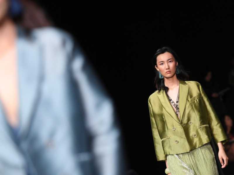 La sfilano di Armani alla settimana della moda di Milano (foto LaPresse)