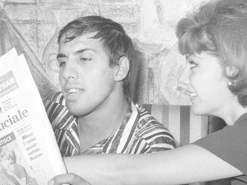 15 luglio 1964, Adriano Celentano e Claudia Mori sul divano di via Zuretti 47 a Milano, leggono Il Giorno