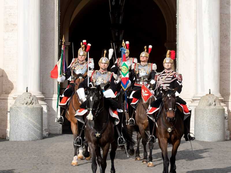 Intorno al Quirinale, ai piedi del Palazzo che Sergio Mattarella dovrà lasciare tra due anni, è già cominciata la gara alla successione a Mattarella (foto LaPresse)
