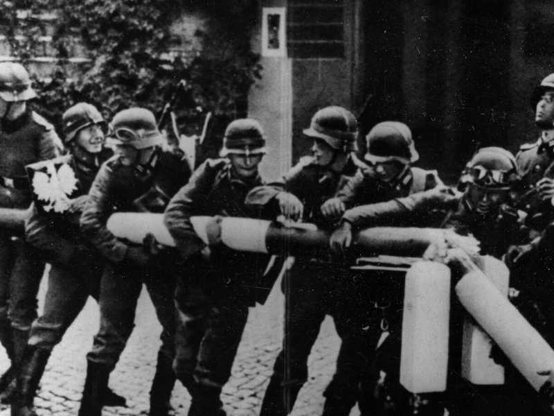Una storica immagine dei soldati tedeschi che forzano la frontiera polacca la mattina del 1&ordm; settembre 1939 (archivio LaPresse)