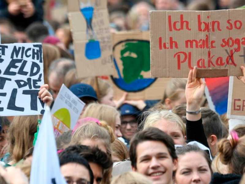 Giovani dimostranti dei Fridays for future a Berlino (foto LaPresse)