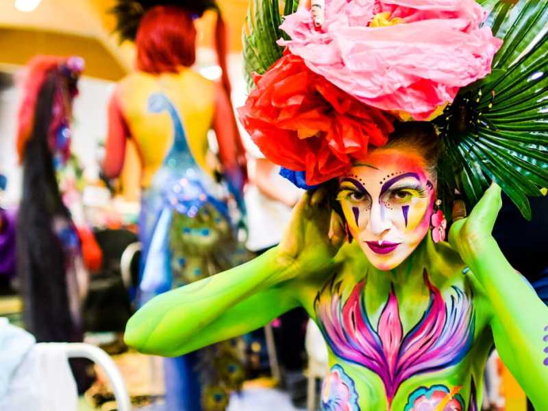 La modella Izabela Kowalewska d&agrave; gli ultimi ritocchi al suo costume "Madre verde dell'Amazzonia&rdquo;, durante il BodyFactory, festival internazionale di body painting in Cornovaglia (LaPresse)