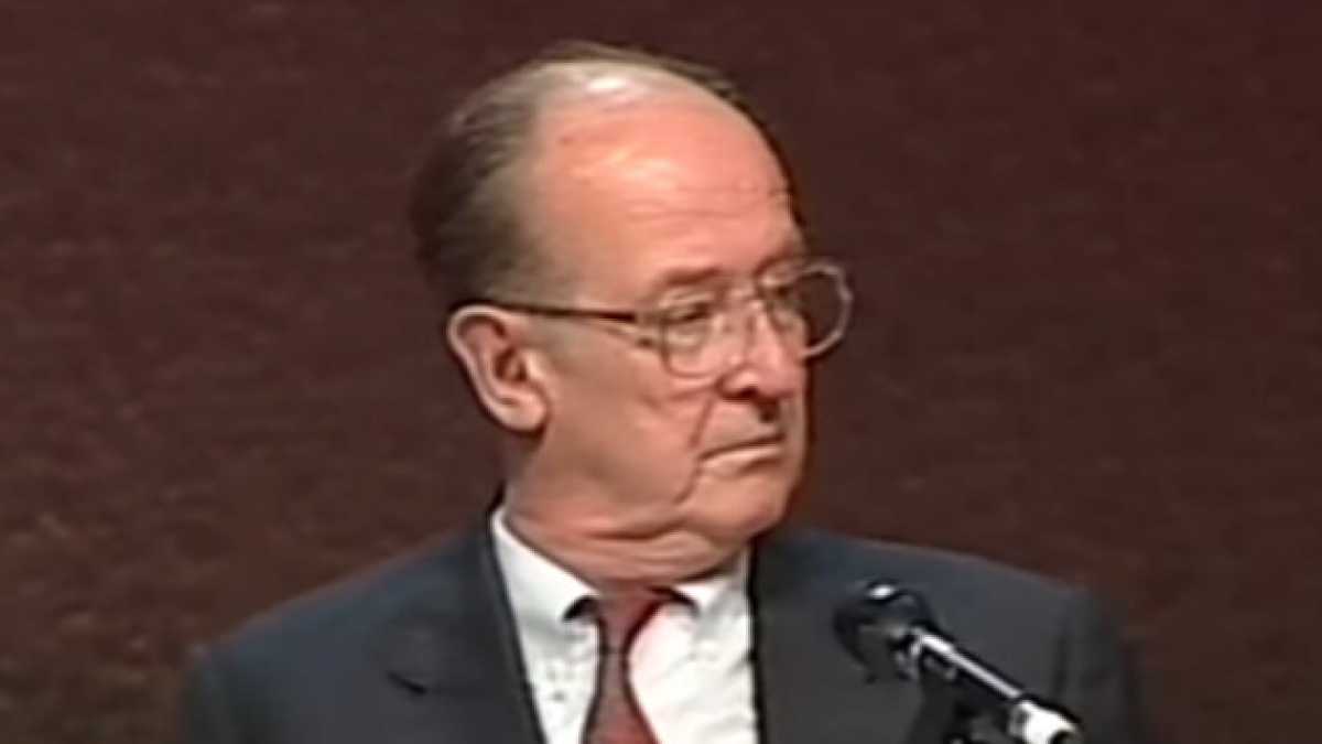 Immagine di Il maestro che discuteva di Aristotele con gli allievi al tavolo d’una birreria