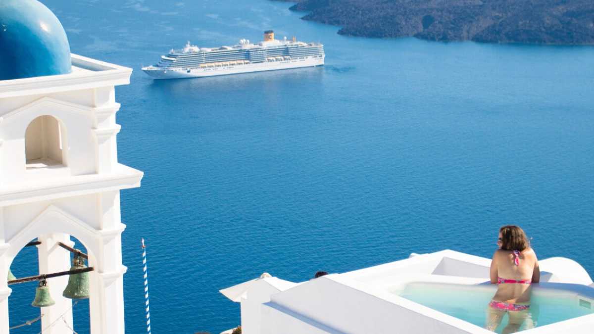 Immagine di Un'orgia di foto, selfie e narcisismo. È l'effetto Santorini