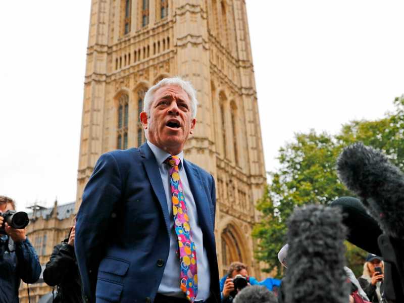 John Bercow, speaker della Camera dei Comuni, parla fuori dal Parlamento della decisione dei giudici sulla Brexit (foto LaPresse)
