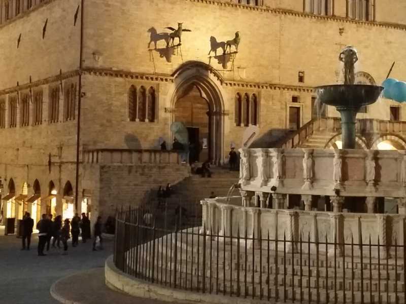 Palazzo dei Priori e Fontana Maggiore a Perugia (foto Wikimedia Commons)