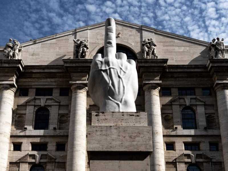 La scultura "L.O.V.E" di Maurizio Cattelan di fronte alla Borsa di Milano (foto LaPresse)