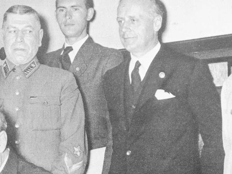 La firma del patto di non aggressione tra Germania e Urss. Da sx, in piedi : il capo di stato maggiore sovietico Schaposchnikoff, Richard Schulze-Kossens, Von Ribbentrop, Stalin e l'interprete Pawlow