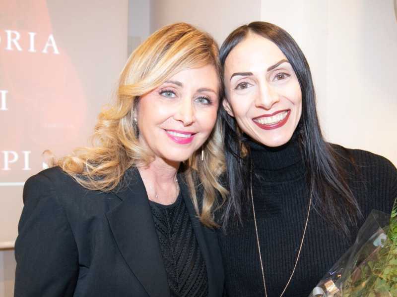 Marina di Guardo (a sinistra) con la scrittrice Paola de Benedictis (foto LaPresse)
