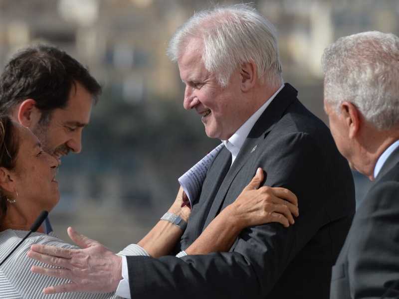 Il ministro dell'Intero italiano Luciana Lamorgese abbraccia il suo omologo tedesco Horst Seehofer al vertice di Malta sui migranti (LaPresse)