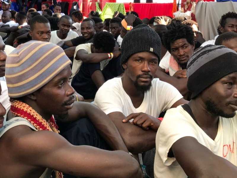Migranti sulla nave umanitaria Ocean Viking (foto LaPresse)