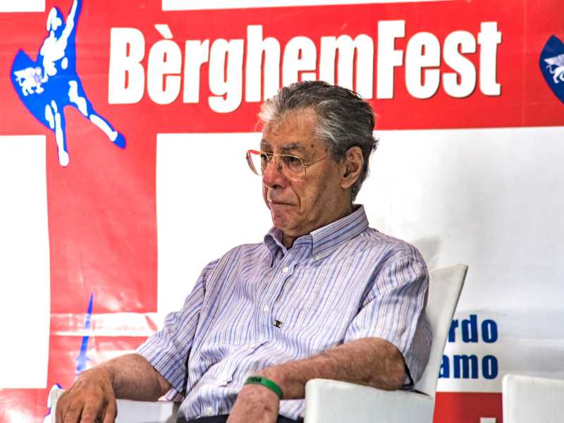 Umberto Bossi a una festa della Lega a Bergamo nel 2017 (foto LaPresse)