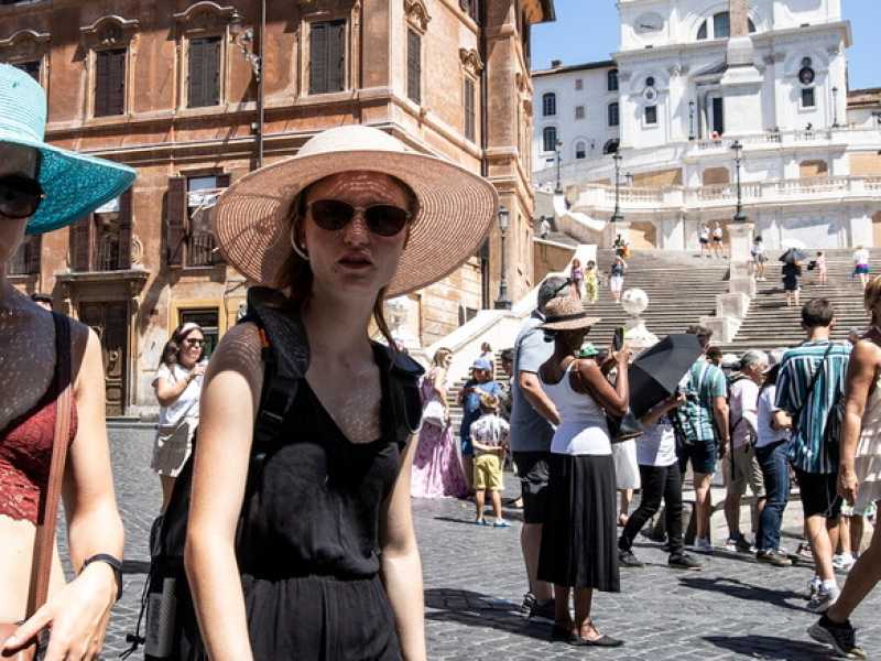 Turisti a Piazza di Spagna (foto LaPresse)