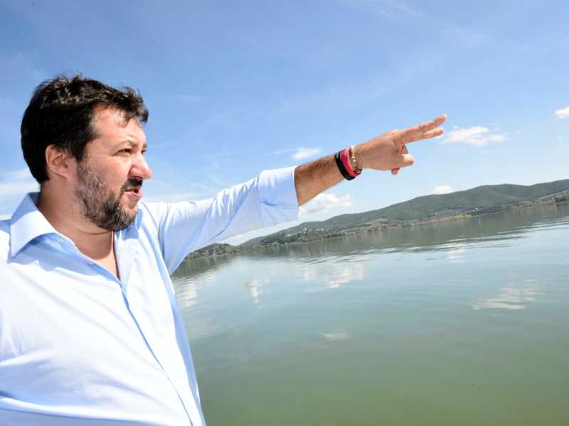 Salvini in visita sul lago Trasimeno (foto LaPresse)