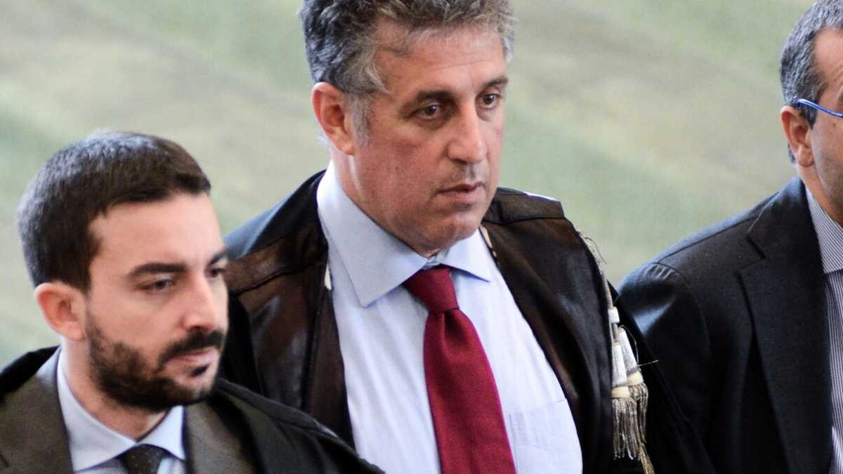 Immagine di Carriere da separare: corruzione e mafia