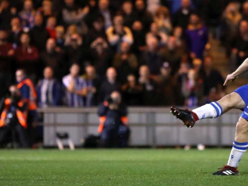 Tom Lapslie segna un gol su rigore durante  la partita Colchester - Tottenham (foto LaPresse)