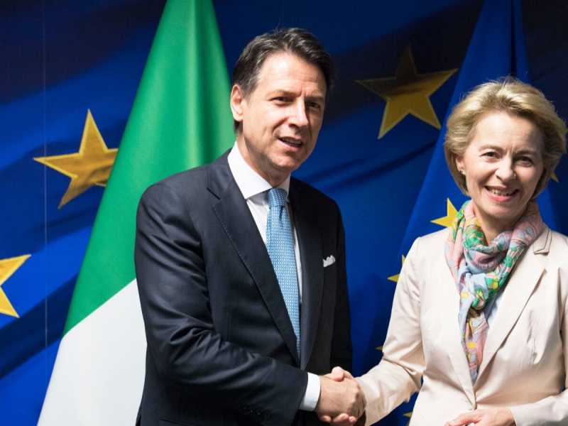 Il presidente del consiglio Giuseppe Conte con la presidente della Commissione europea Ursula Von der Leyen (foto LaPresse)