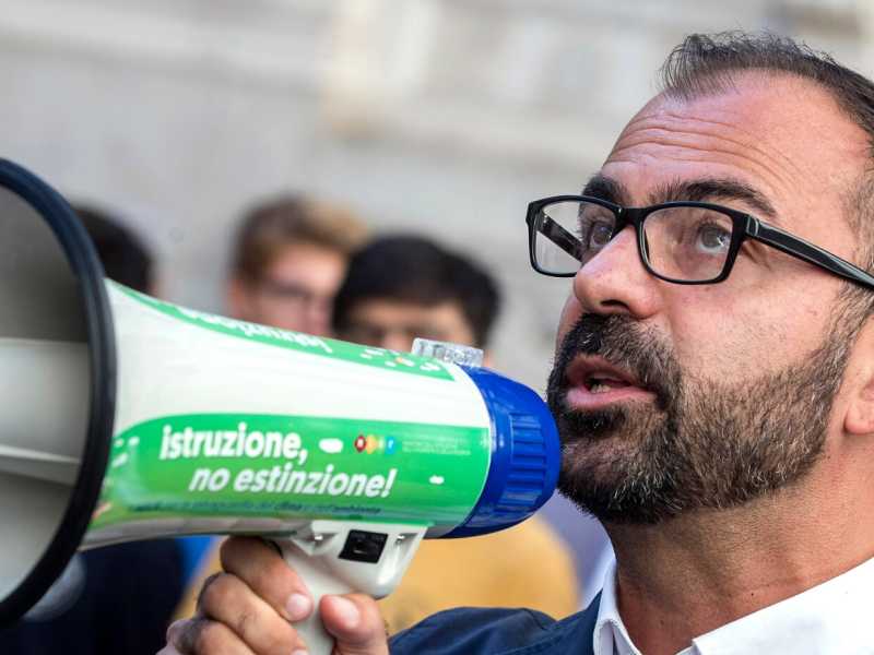Il ministro dell'Istruzione Lorenzo Fioramonti (foto LaPresse)