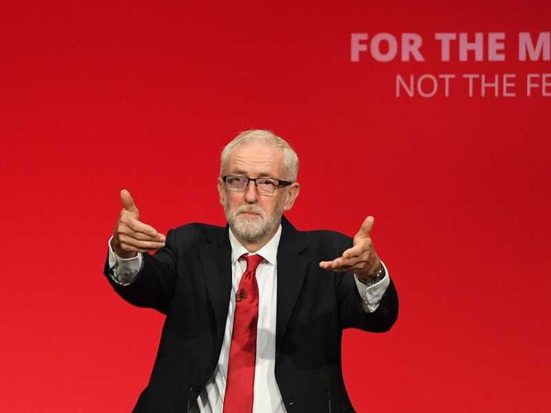 Il leader del Labour inglese, Jeremy Corbyn, alla conferenza di partito a Brighton. Lo slogan dell'incontro annuale era: "People before privilege" (foto LaPresse)