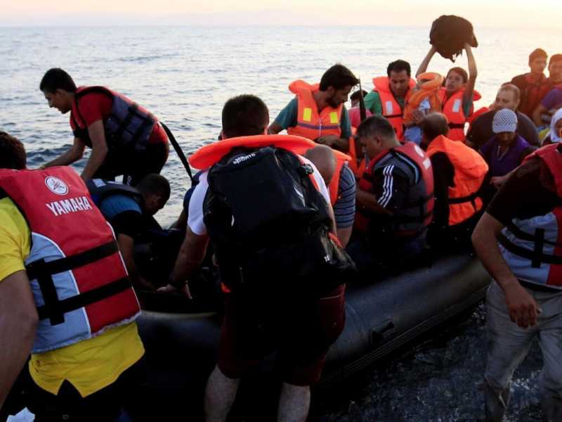 Un gommone di rifugiati giunge sulla spiaggia di Kos in Grecia ad agosto del 2015 (foto LaPresse)