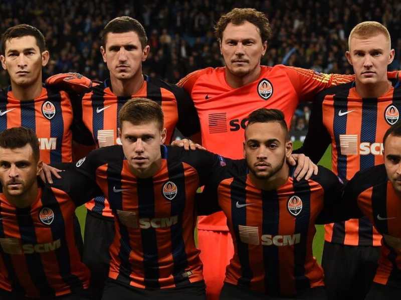 I giocatori dello Shakhtar Donetsk posano davanti alla macchina fotografica prima della partita col Manchester City in Champions League nel novembre del 2018 (foto LaPresse)
