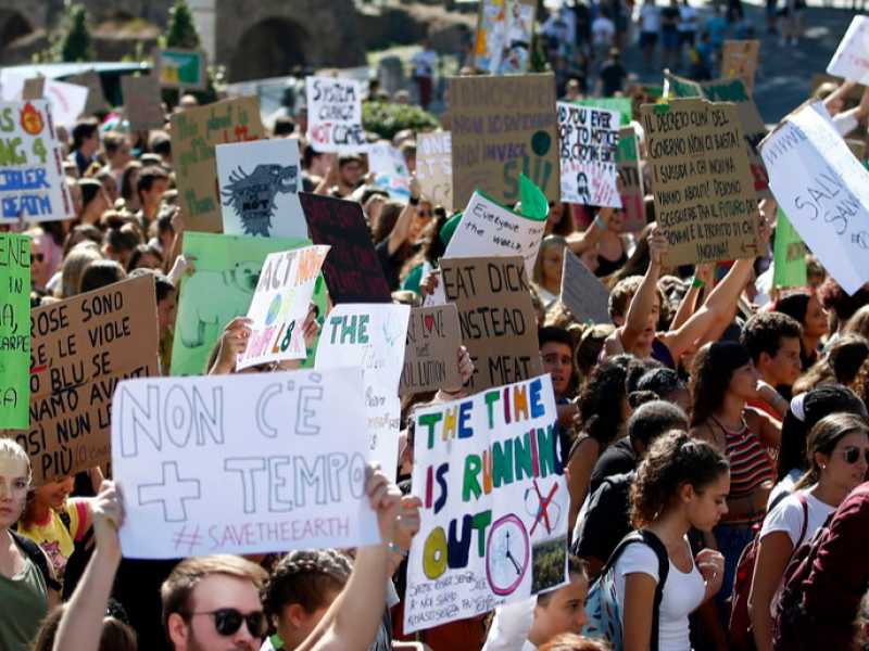 Un'immagine della manifestazione per il clima dello scorso 27 settembre a Roma (foto LaPresse)