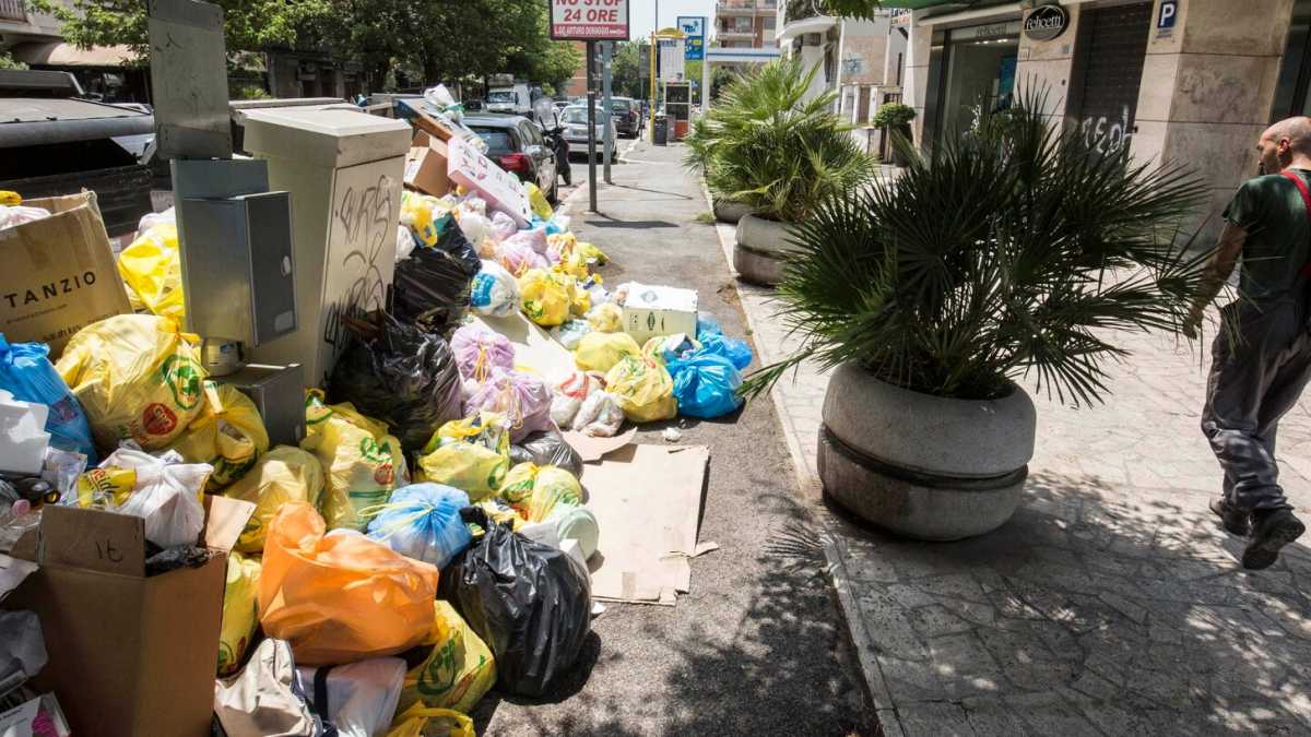 Immagine di Via il cda di Ama. Raggi continua a sprofondare nella monnezza