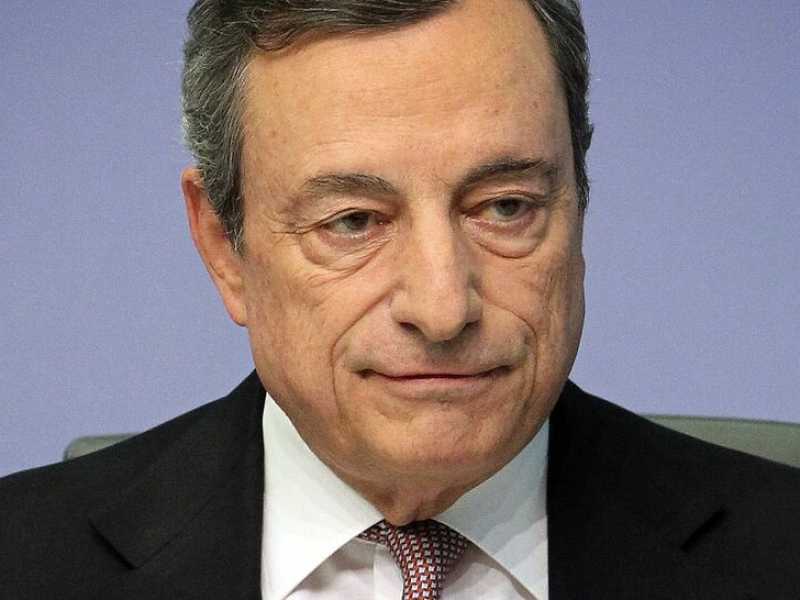 Mario Draghi in conferenza stampa sulla politica monetaria dell'Eurozona (foto LaPresse)