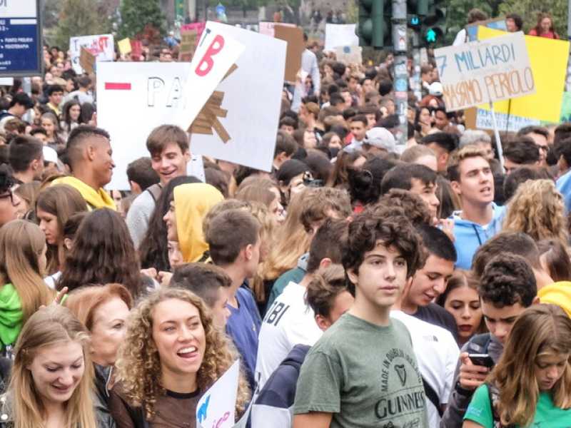 Giovani in piazza durante una manifestazione sull'ambiente (foto LaPresse)