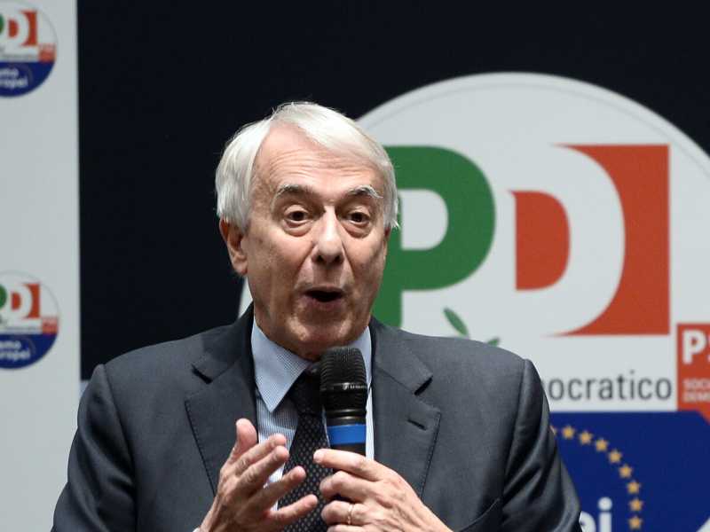 Giuliano Pisapia durante la campagna per le elezioni europee del maggio 2019 (foto LaPresse)