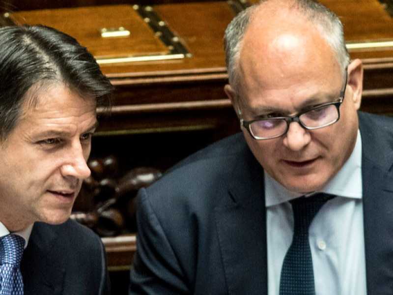 Giuseppe Conte e il ministro dell'Economia, Roberto Gualtieri (foto LaPresse)