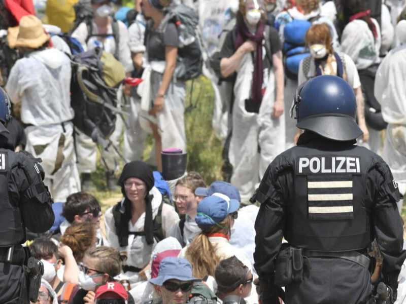 Una manifestazione di ambientalisti contro l'industria del carbone, in Germania (foto LaPresse)