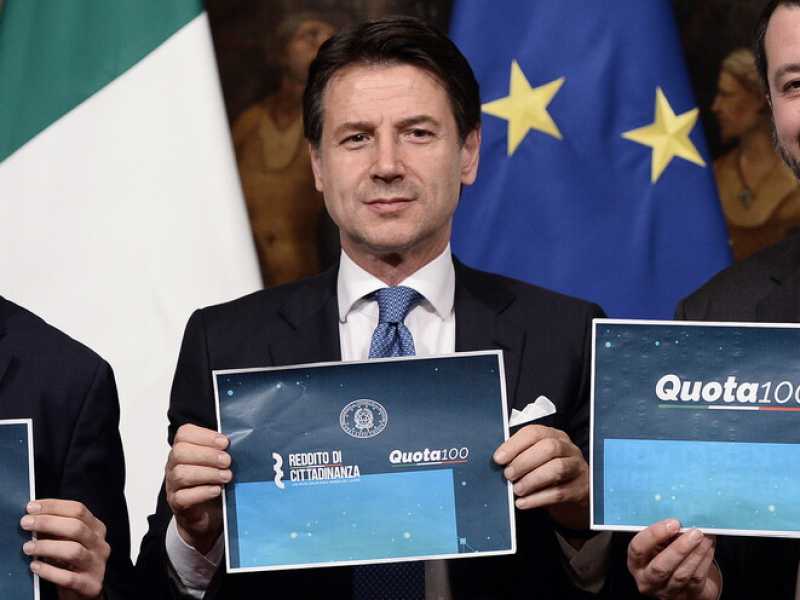 Luigi Di Maio, Giuseppe Conte e Matteo Salvini alla presentazione di Quota 100 e Reddito di cittadinanza (foto LaPresse) 