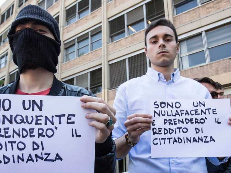 Roma, Flash mob di Fratelli d'Italia contro il reddito di cittadinanza (LaPresse)
